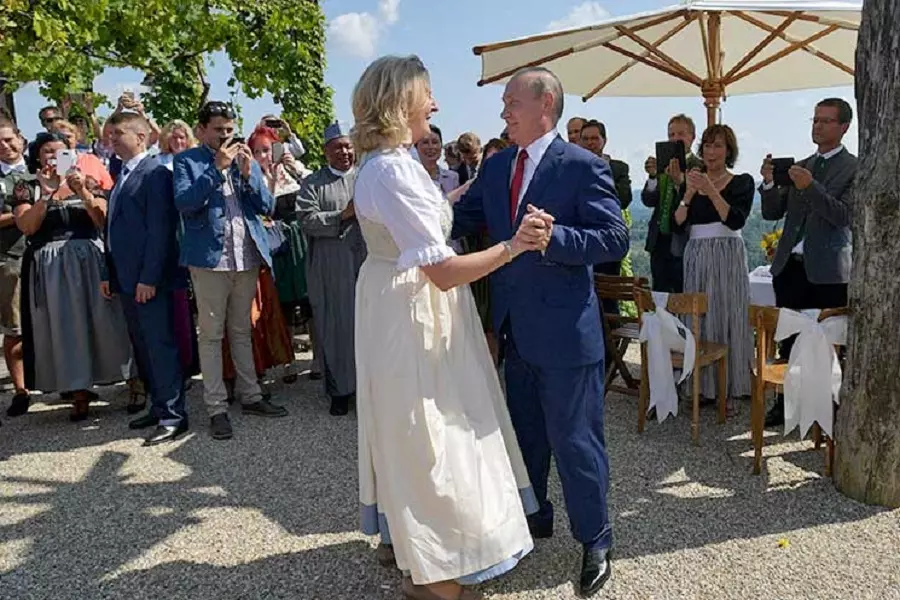 بوتين واللجوء السوري: لماذا يراقصون الذئب؟