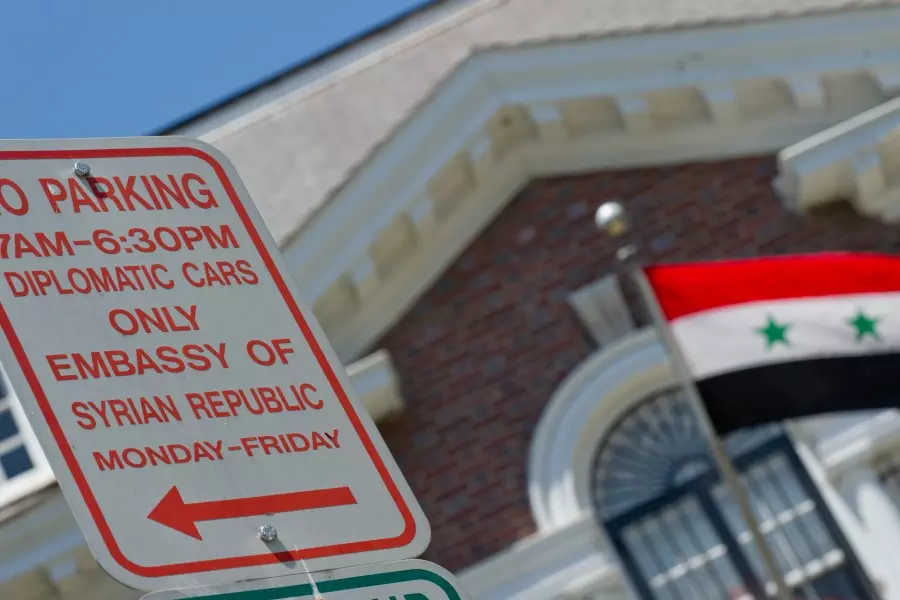 النظام يحاول حصر استغلال المغتربين بـ"سفاراته" ويزعم أن "كورونا" حالت دون عودتهم