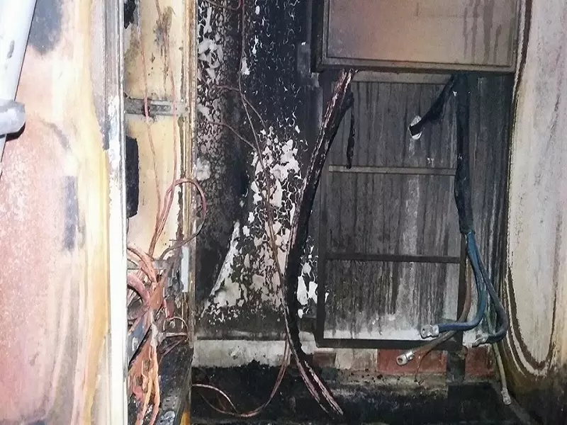 إدارة مدينة إدلب تعلن توقف الإتصالات الأرضية وشبكة الأنترنت في المدينة جراء حريق ضخم التهم مبنى البريد