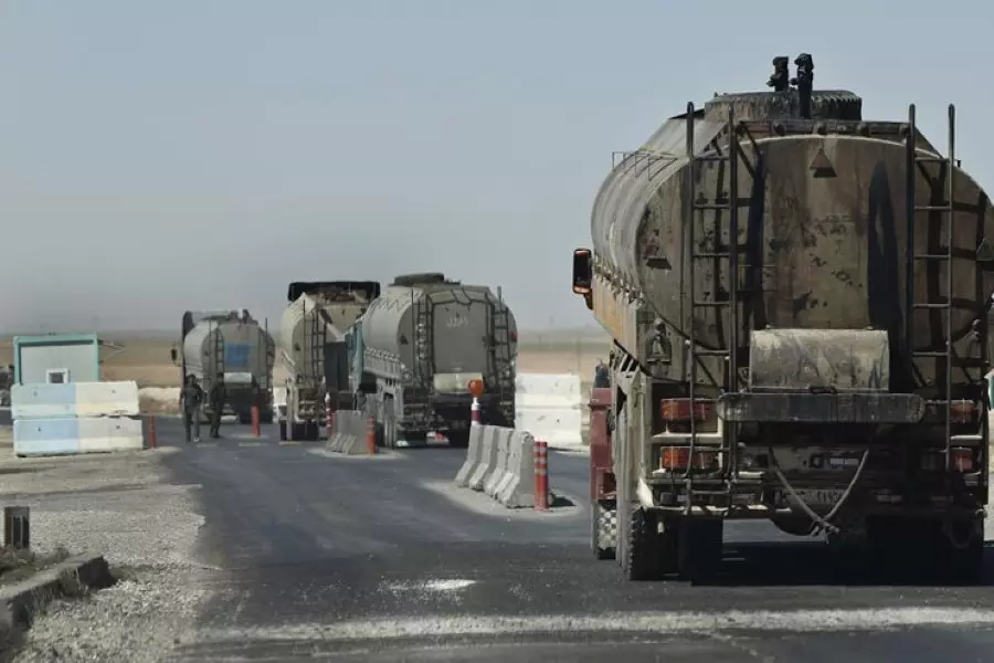 مجهولون يستهدفون رتلا لصهاريج "القاطرجي" بين دير الزور والحسكة