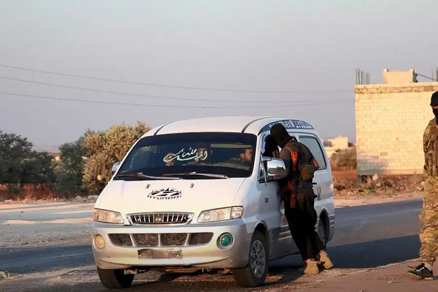 حواجز "تحرير الشام" تلاحق "سوار علم الثورة" على حواجزها بين عفرين وإدلب