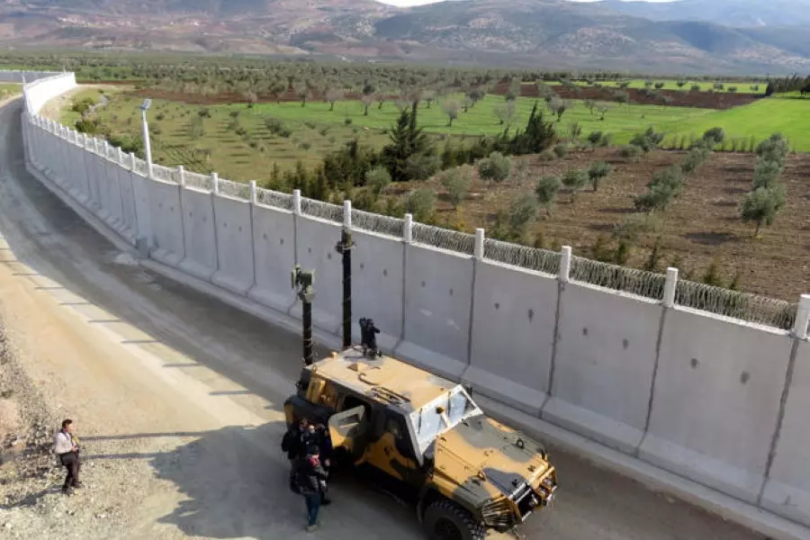 تركيا توقف 4 من "داعش" حاولوا التسلل إلى سوريا.. بينهم امرأة مطلوبة على القائمة الحمراء