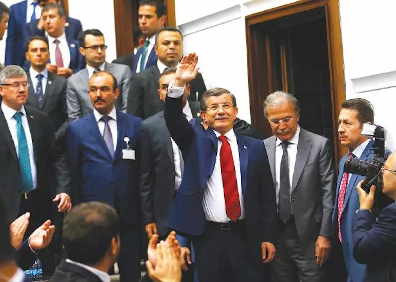 استقالات في العالم لأجل سوريا و بسببها .. و "أوغلو" أحدهم !؟