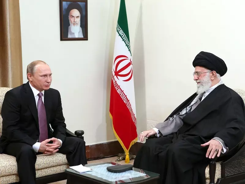 ضحك القيصر والمرشد كثيراً