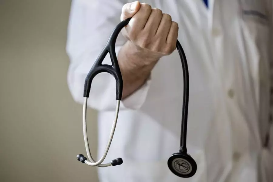 مع تزايد هجرة الأطباء .. مسؤولة طبية لدى النظام تحذر من توقف العمليات الجراحية