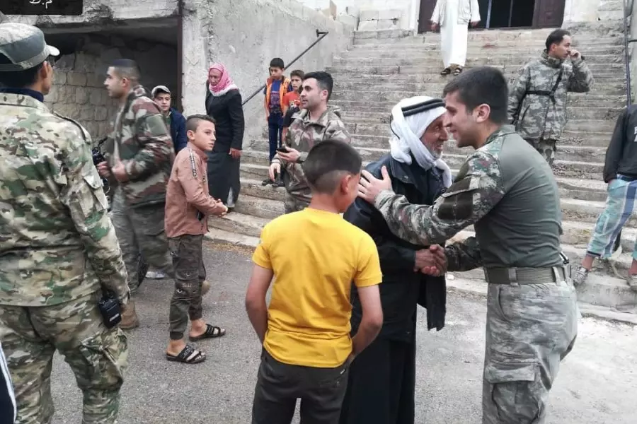 جنود أتراك يؤدون الصلاة ويشاركون الأهالي عيد الفطر بجبل الزاوية بإدلب