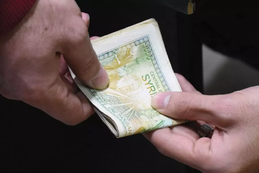 بدواعي "خدمة المواطن" .. النظام يستبدل الرشاوى التقليدية برسوم الدفع الإلكتروني