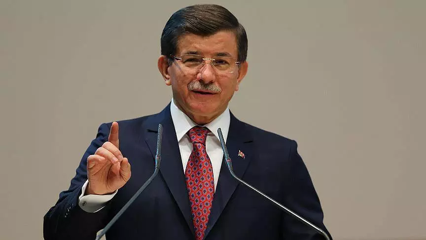 أغلو : هناك ٧٠ ألف سوري يتحركون باتجاه تركيا و ٣٠٠ ألف آخرين متأهبين لنفس الطريق بسبب القصف