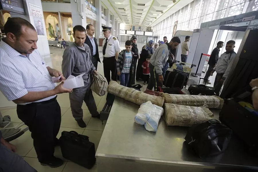 من جيوب العائدين .. النظام يرفد خزينته بنحو مليون ونصف دولار خلال شهر واحد