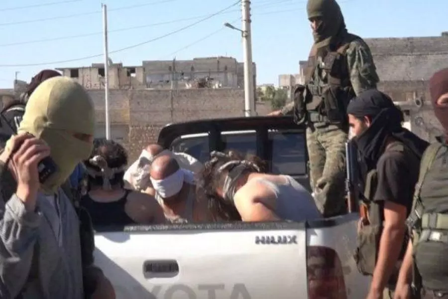 معتقل سابق: تحرير الشام تتبع حسابات النشطاء وتعد ملفات أمنية لمواجهتهم بها بعد الاعتقال