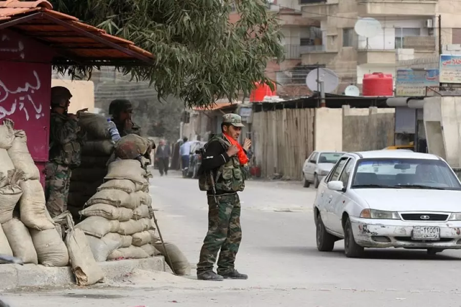 حواجز النظام بمحيط داريا تمعن في ابتزاز الأهالي عبر أساليب جديدة