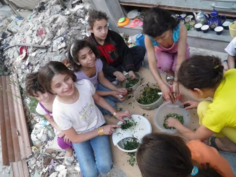 المجتمع الدولي يستخدم أقذر شعار استخدمه نظام الأسد  ( الجوع أو الركوع ) .