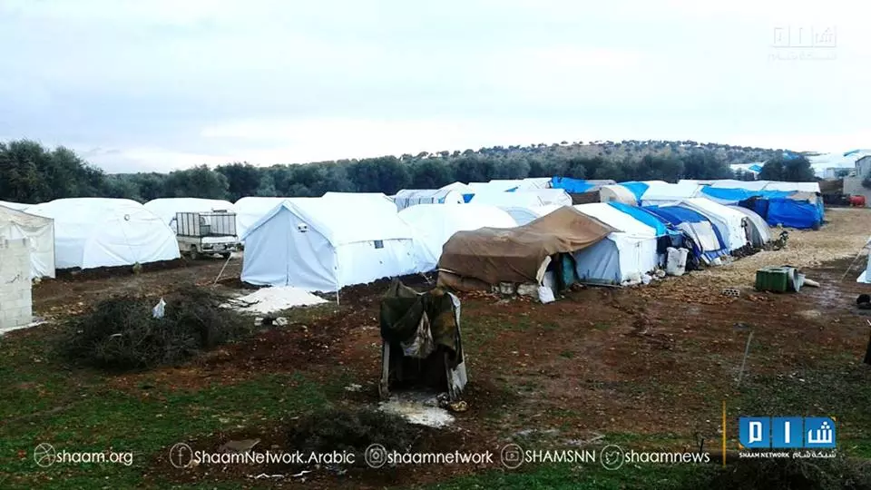 لم يعد فيها أماكن حتى "للنوم" .. مخيمات النازحون السويون في الشمال بلغت طاقتها الاستيعابية القصوى