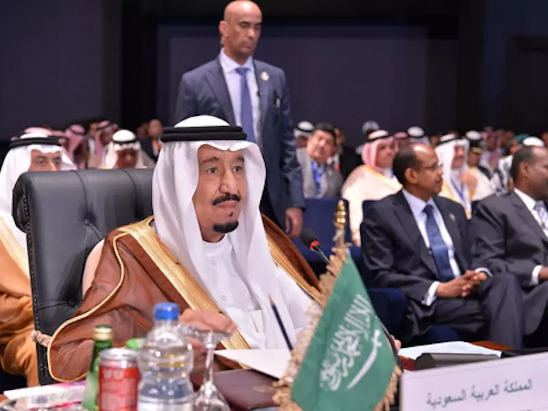 ثلاثة أخطاء وقمّة