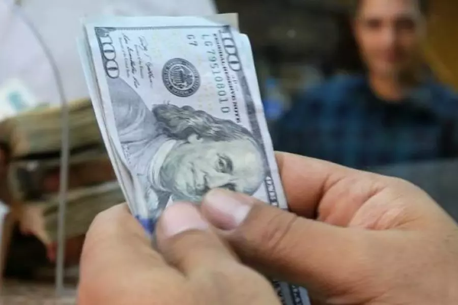 يجري عرضهم على وزير الداخلية .. النظام يزعم إعفاء "الفقراء" من تصريف 100 دولار على الحدود