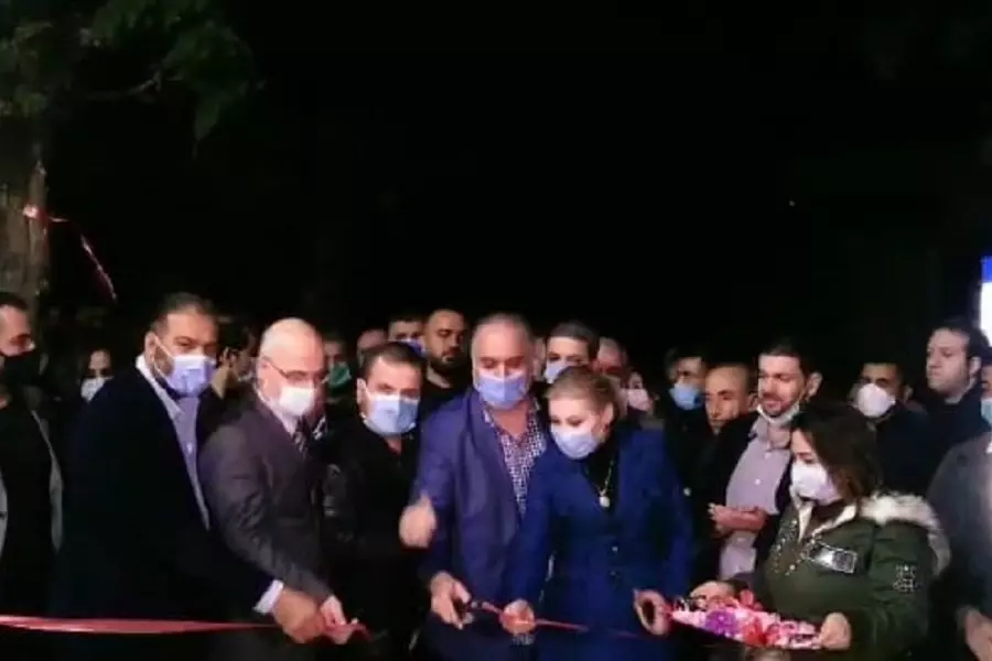 سخرية واسعة من افتتاح مسؤولين في النظام لمركز تجاري بجامعة تشرين