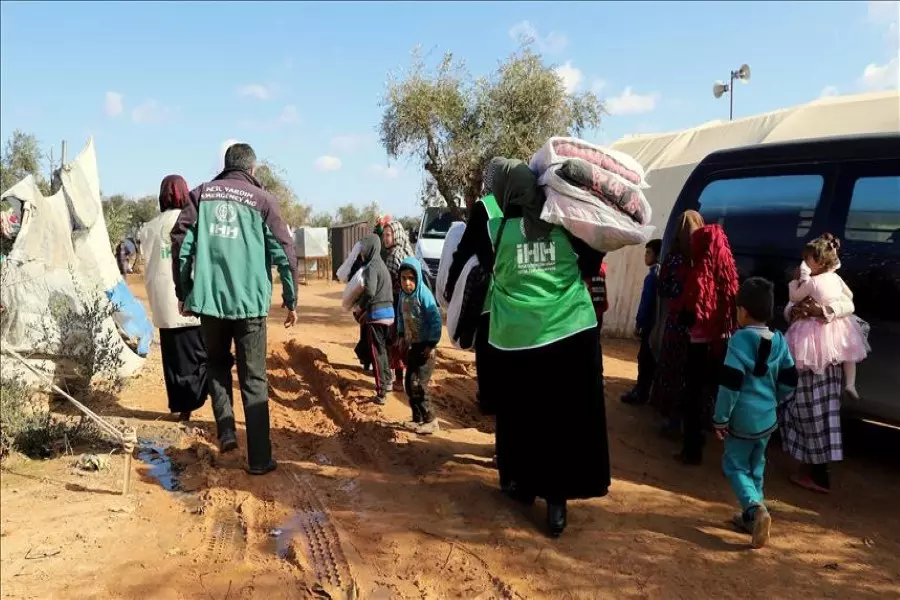 هيئة الإغاثة الإنسانية التركية تقدم مساعدات إنسانية للنازحين شمال سوريا