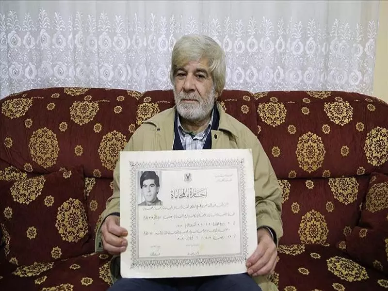 قصة ناجٍ من معتقلات "الأسد" بنكهة روائية