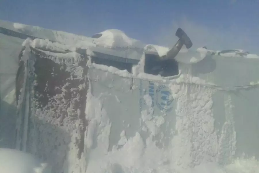 عاصفة ثلجية على مخيمات اللاجئين وناشطون يطلقون هاشتاغ "#عرسال_ومخيماتها_بين_الموت_والعاصفة"