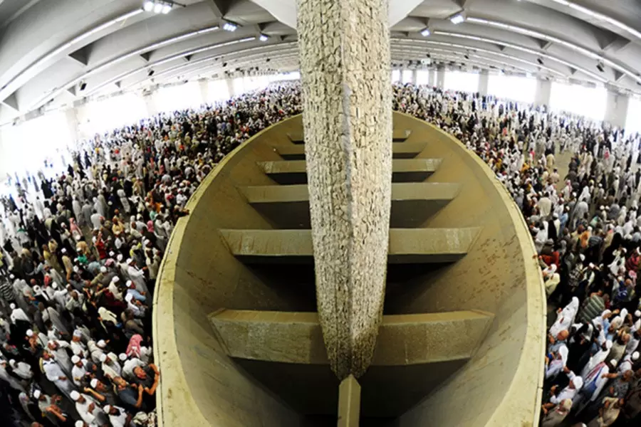 في أول أيام التشريق ... حجاج بيت الله الحرام يبدؤون رمي الجمرات في منى