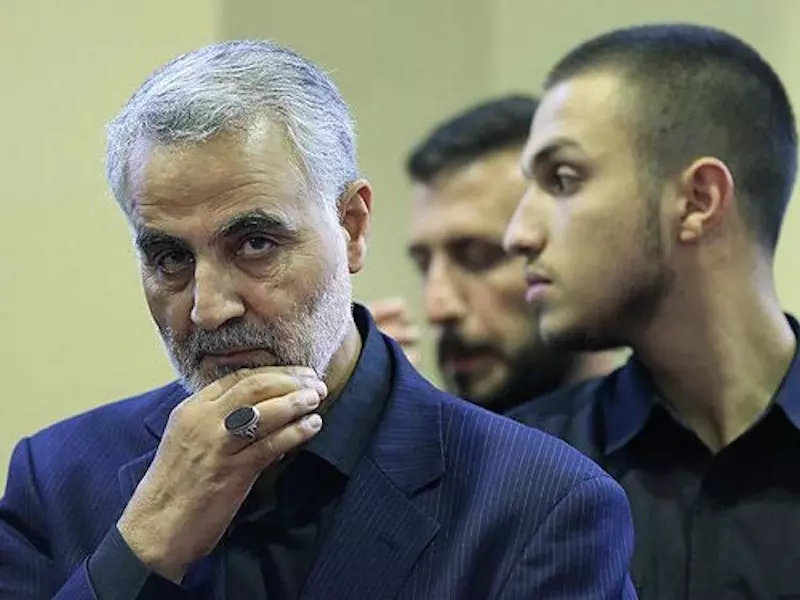 قاسم سليماني يبتسم للصورة