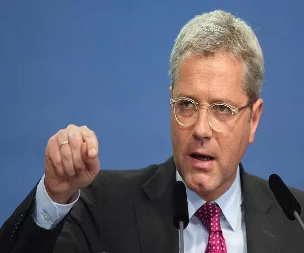 رئيس لجنة الشؤون الخارجية في البرلمان الألماني .... بوتين يراهن على الحل العسكري وهو واهم