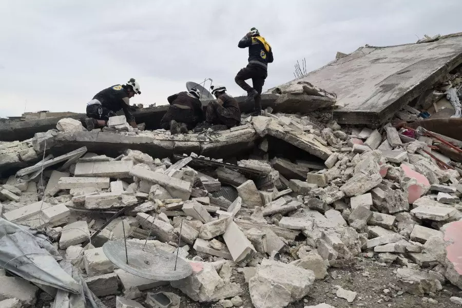 "الخوذ البيضاء" تنعي متطوعاً قضى بقصف جوي للنظام في معرة النعمان بإدلب