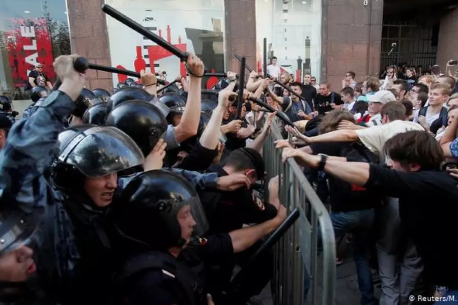 هذا الأسد من ذاك الديكتاتور ... بوتين على خطى بشار "اعتقال ألف متظاهر معارض في موسكو"