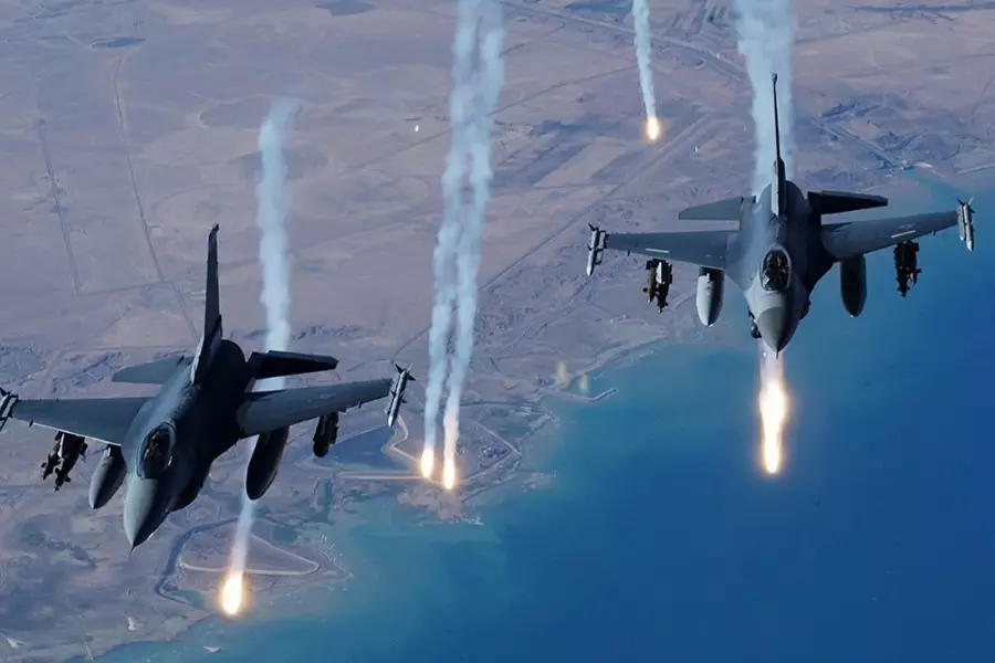 نظام الأسد يتهم "التحالف" بشن هجوم جوي على قاعدة عسكرية جنوب البوكمال