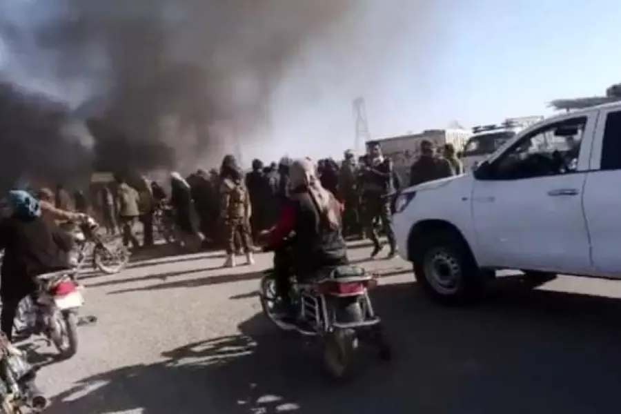 مطالب بتحسين المعيشية وخروج المعتقلين .. احتجاجات وطرد موظفين لدى "قسد" بدير الزور