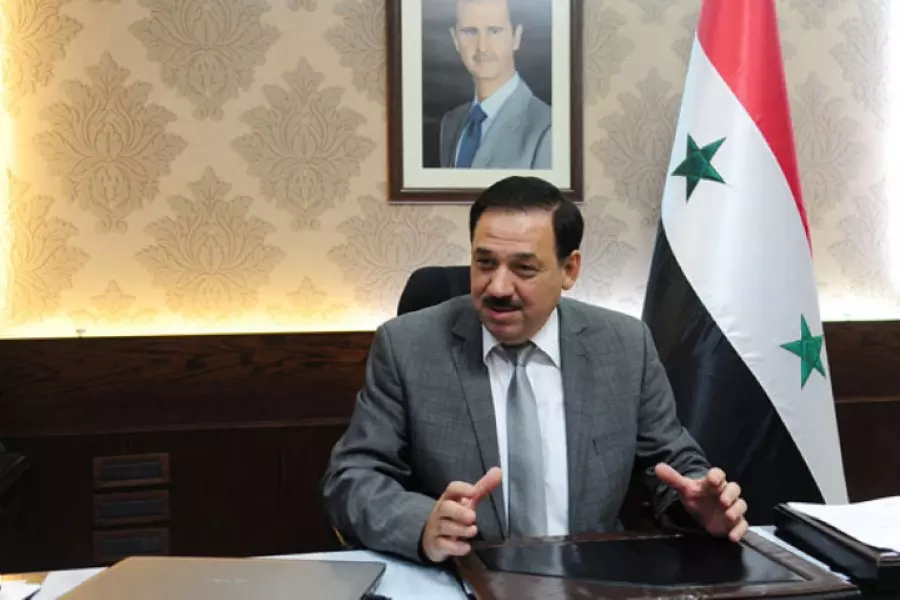 وزير مالية النظام مبرراً قرار الـ "100 دولار" .. "يعتبرها المواطن أجرة سيارة" ..!!