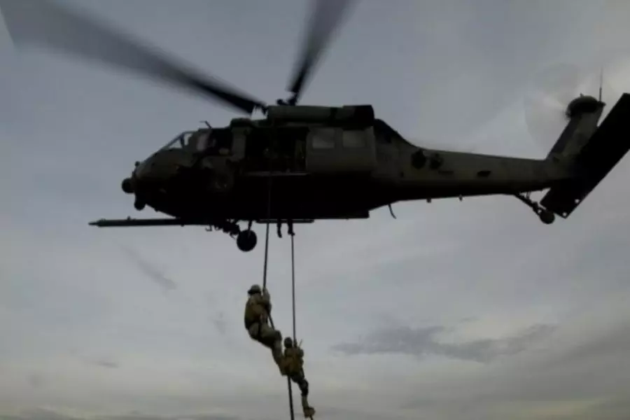 التحالف الدولي ينفذ عملية إنزال جوي شرقي ديرالزور ويعتقل مطلوبين