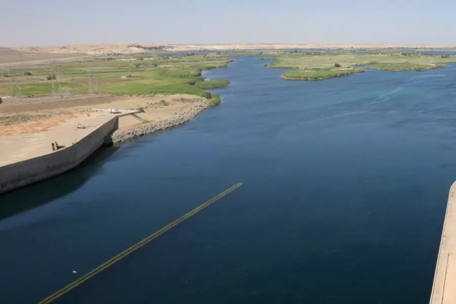 روسيا تعزز نفوذها وتبني جسراً عائماً على نهر الفرات بدير الزور