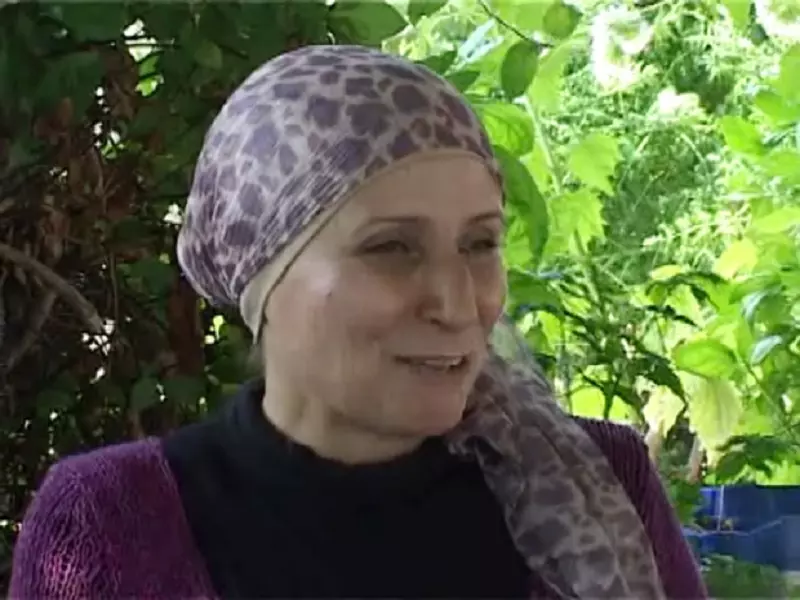 المختار "نهيدة علي"...لتوزيع طلبات السوق الإحتياطي و ملاحقة الشباب لخدمة نظام الأسد