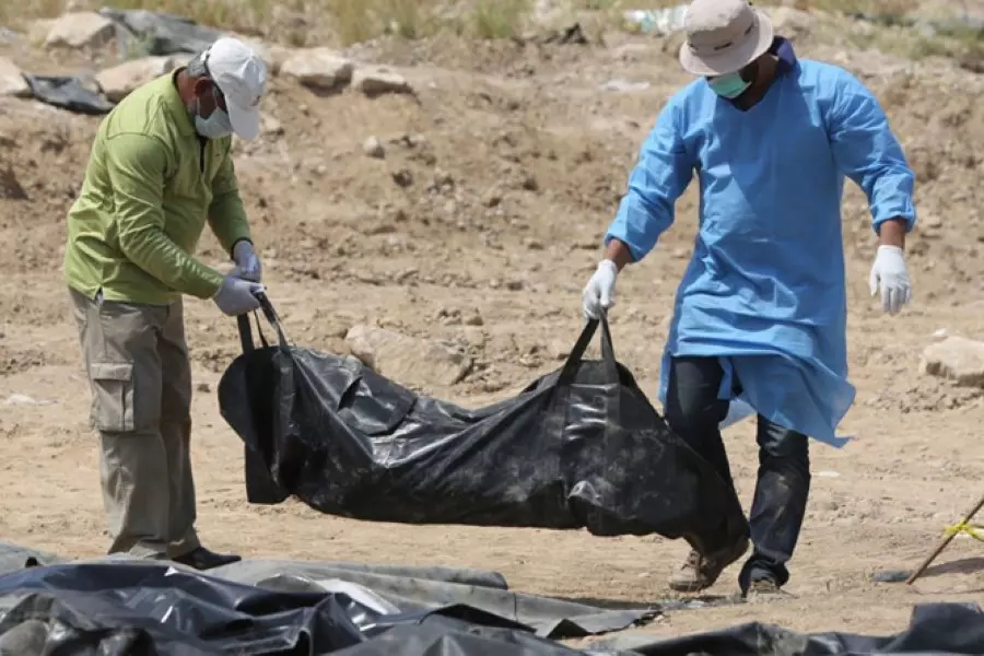 انتشال أكثر 2600 جثة من مقابر جماعية في الرقة وفرق "إعادة الإعمار" تواصل كشف المزيد من المقابر