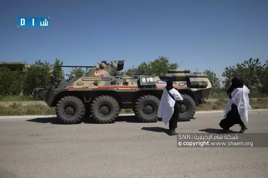 تُسير دورية "تركية روسية" جديدة على "أم 4" ومدنيون يرشقونها بـ "الحجارة والبيض"