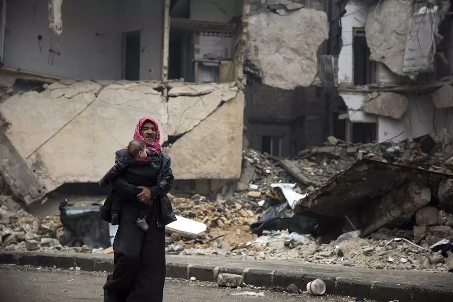 دمار “يفوق الخيال” .. مسؤؤل أممي : ٤٠٠ ألف مشرد في حلب