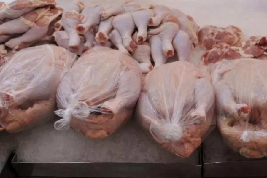 خارج القدرة الشرائية .. النظام يحدد بيع "دجاجة" واحدة فقط يوميًا لكل مواطن!!