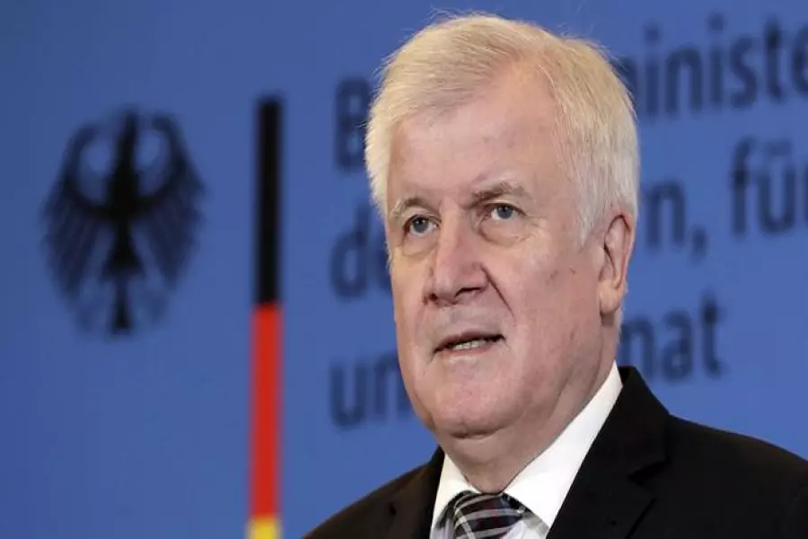 زيهوفر: أنباء استقبال ألمانيا لألفي لاجئ من حدود "بيلاروسيا - بولندا" كاذبة