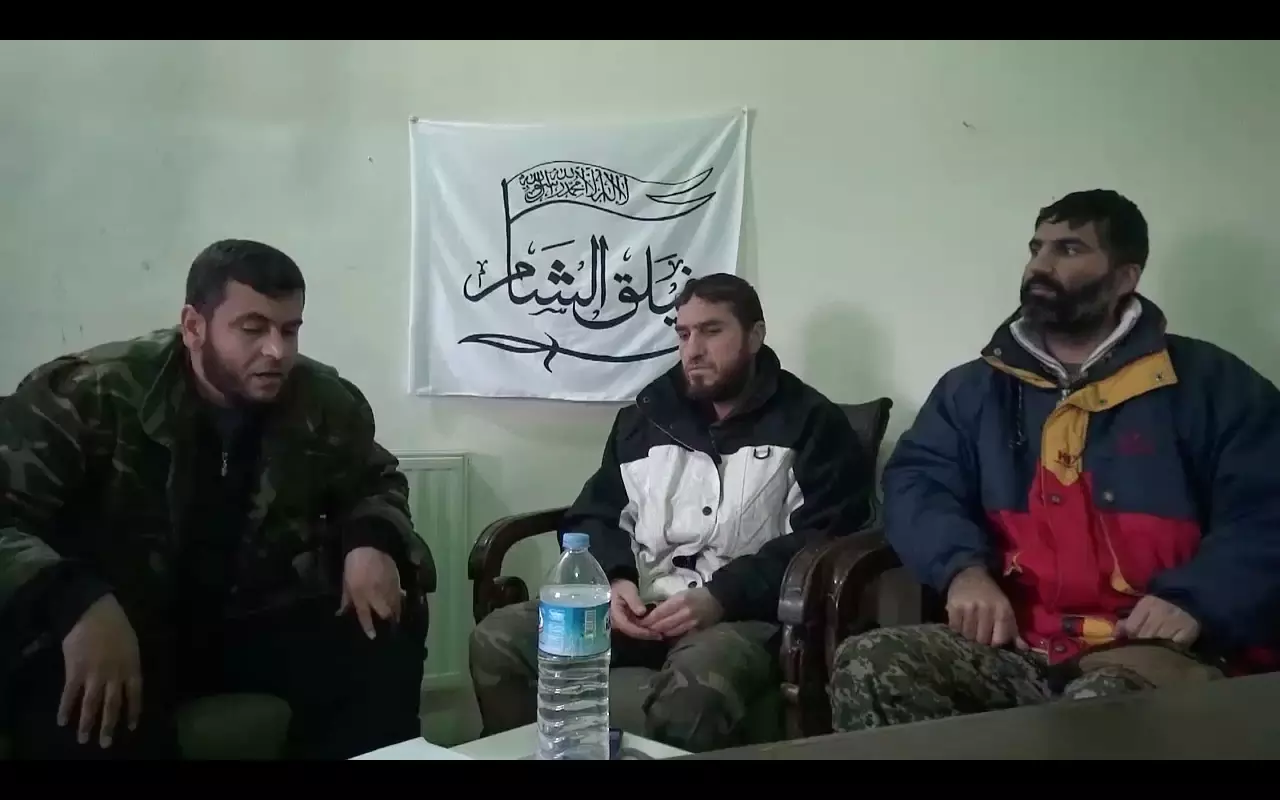 تسجيل مصور لاسيران ايرانيان بيد الثوار خلال معارك ريف حلب الجنوبي