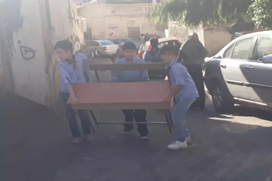 عقب إهمال طلبات الترميم .. مدرسة بريف اللاذقية تجبر تلاميذها على إجراء عمليات الصيانة!
