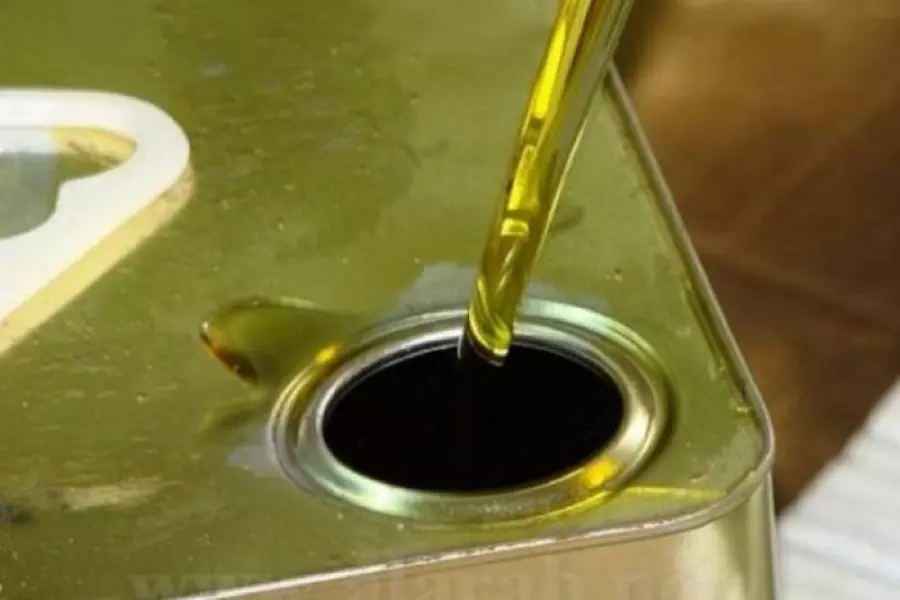 النظام يشرع بتنفيذ "اتفاق مقايضة" .. زيت الزيتون والعدس السوري مقابل زيت عبّاد الشمس الإيراني