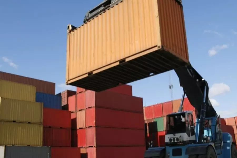 دون وجود بدائل .. النظام يقرر منع استيراد 80% من المواد الأساسية ويفاقم عجز قطاع الاقتصاد