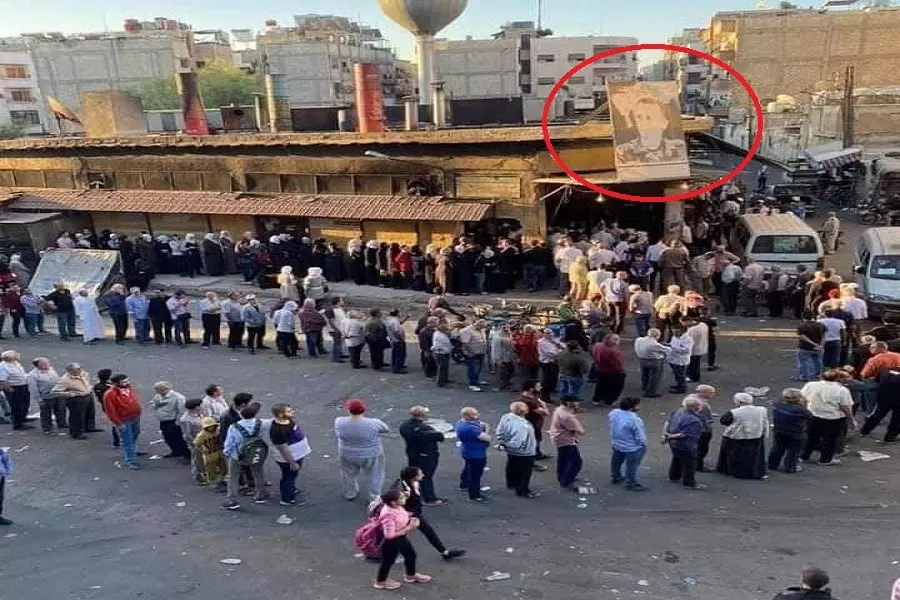 تحت صورة "الرئيس" ... طوابير الخبز في المزة تفضح واقع الحياة بمناطق النظام