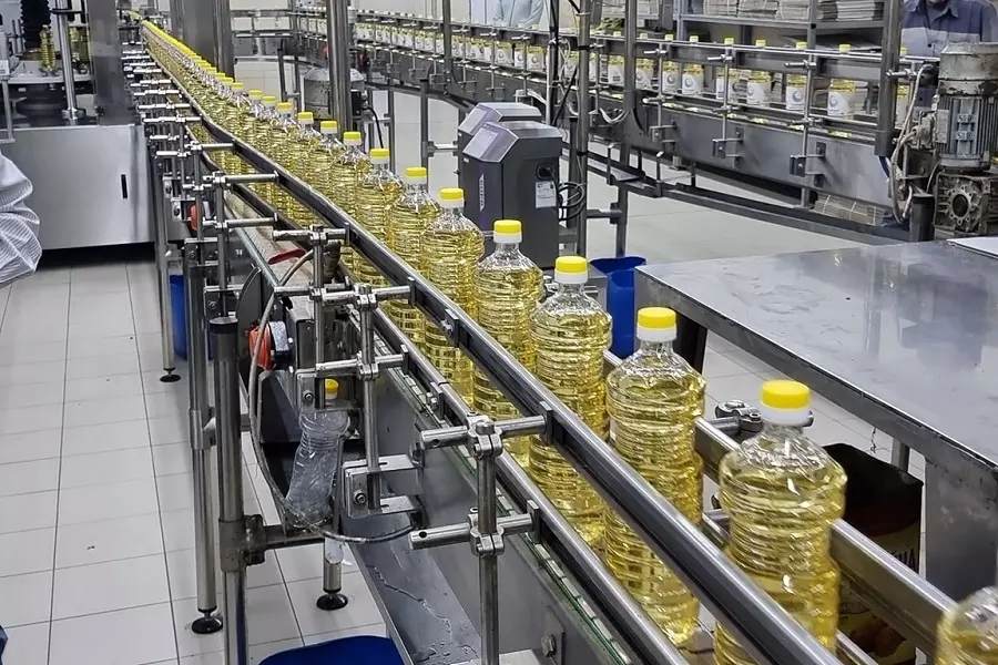 "سالم" يستفز المواطنين بمقارنة سعر الزيت بين سوريا والإمارات .. موالون يردون