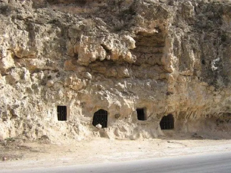 آثار مدينة يبرود .... عمليات النهب من حزب الله ونظام الأسد تجري على قدم وساق