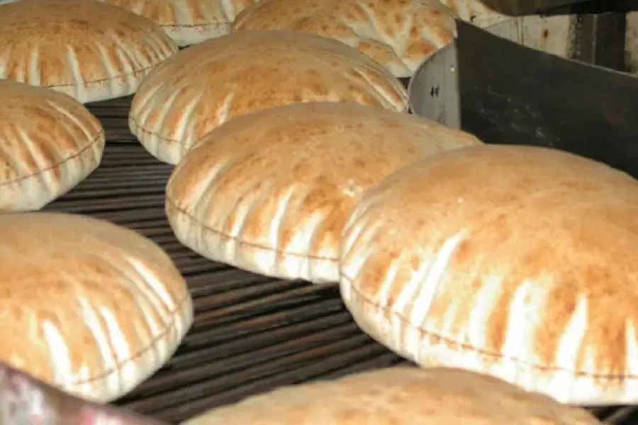 الدوافع والتداعيات .. حكومة الإنقاذ تحدد سعر الخبز بالدولار الأمريكي!