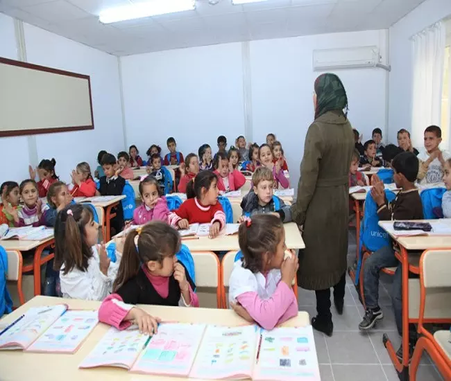 تركيا ستمنح أكثر من 9000 مدرس سوري إذن عمل في المدارس