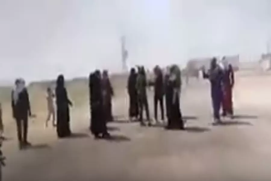 متظاهرون في "تل براك" بريف الحسكة يقطعون الطرق وينددون بممارسات وانتهاكات "قسد"