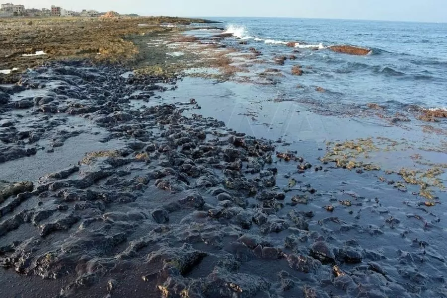 قبرص تشكل خلية أزمة لمراقبة تسرب النفط من سواحل سوريا وتعلن انحساره